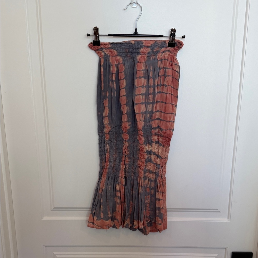 Chic Strapless Tie-Dye Dress in Coral and Charcoal